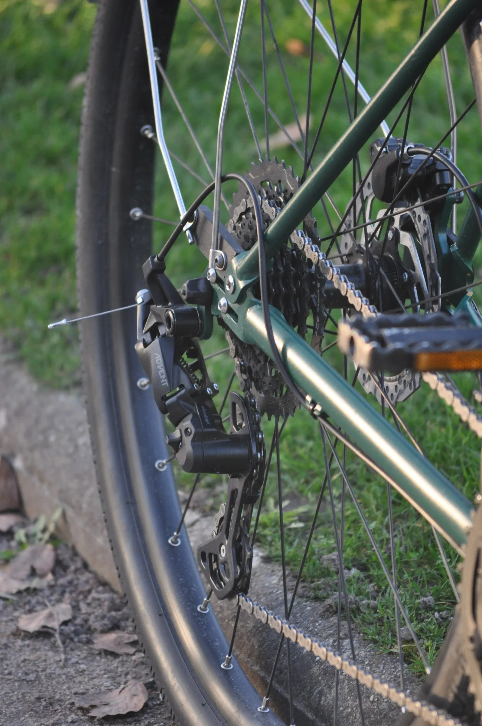 Détail des freins à disque et de la cassette 9 vitesses du vélo Vélos-Racine, cadre acier chromoly vert mousse