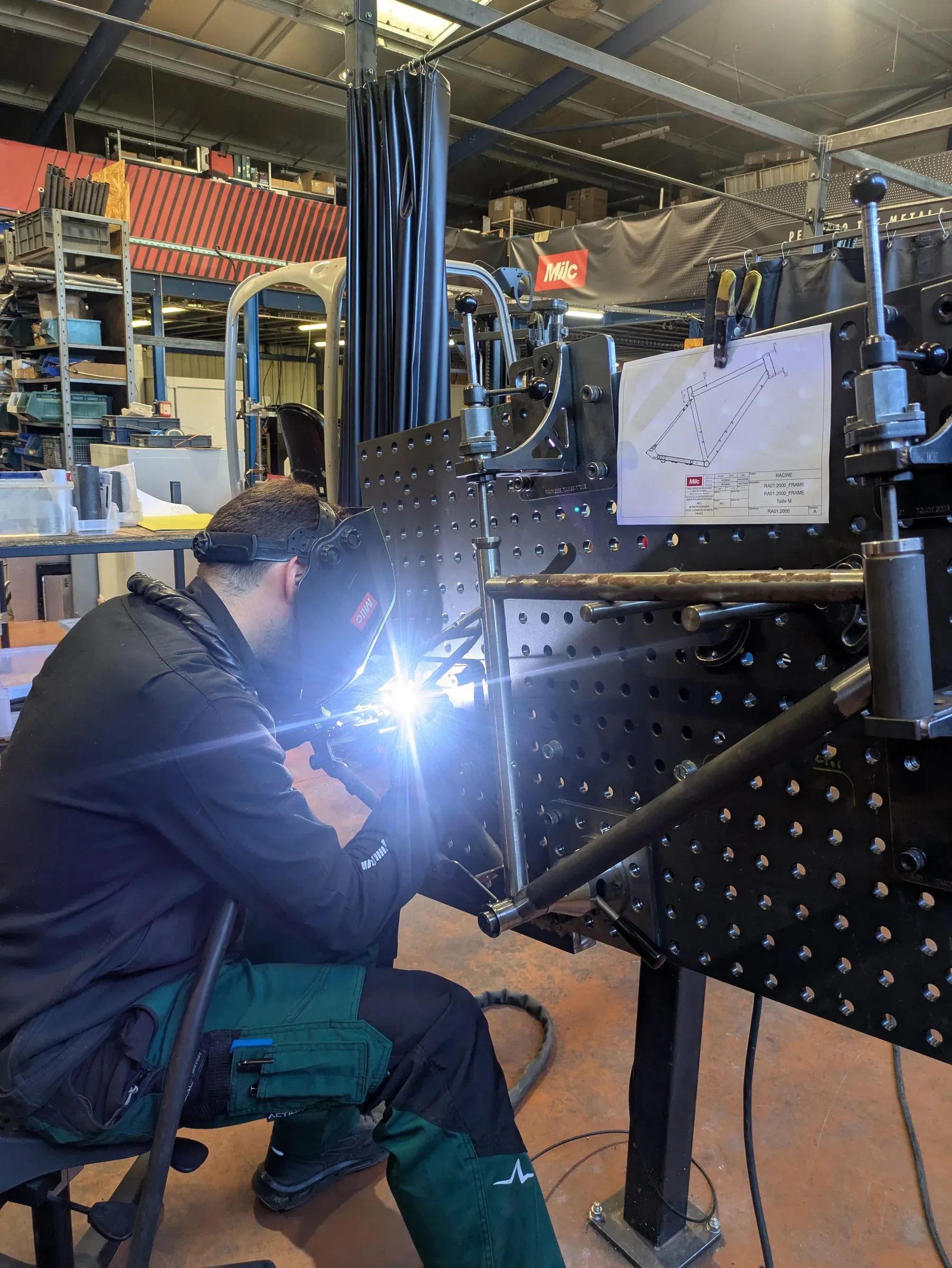 Arc électrique de soudure TIG sur un cadre acier Racine bridé, plan coté RA01.2000 épinglé en arrière-plan