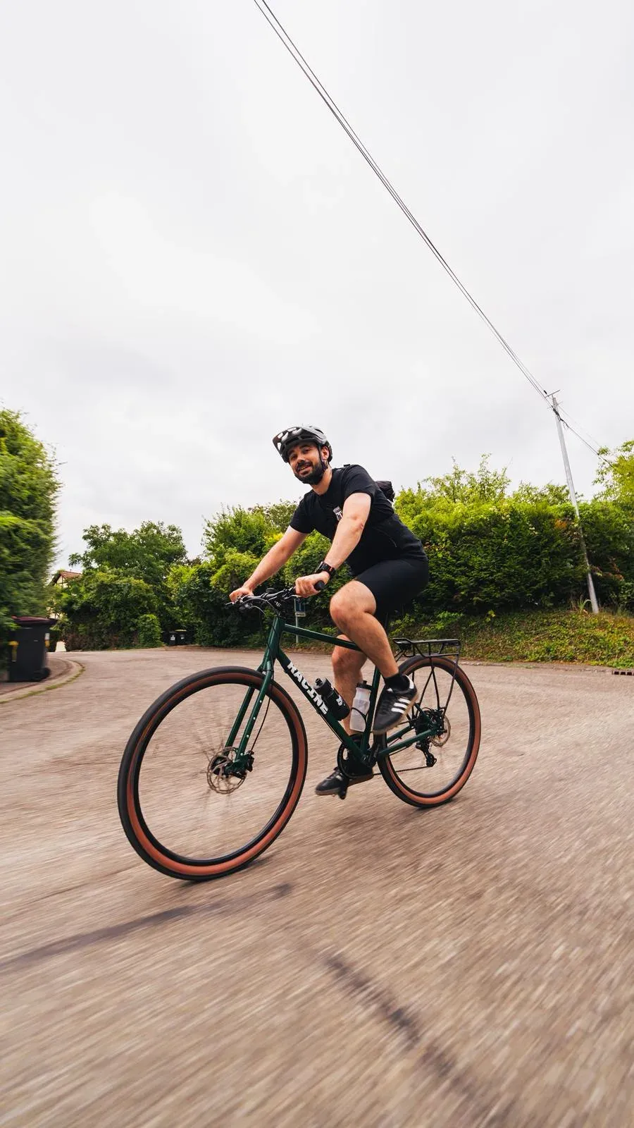Cycliste en vélotaf sur un vélo Racine vert dans une rue
